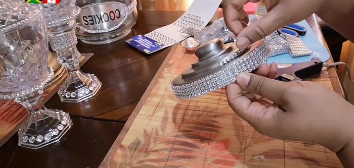 Add an additional roll of rhinestone mesh around the top edge of the lid (optional).