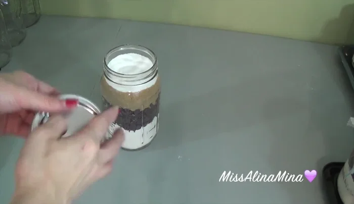 Seal the jars: Seal your mason jars tightly.