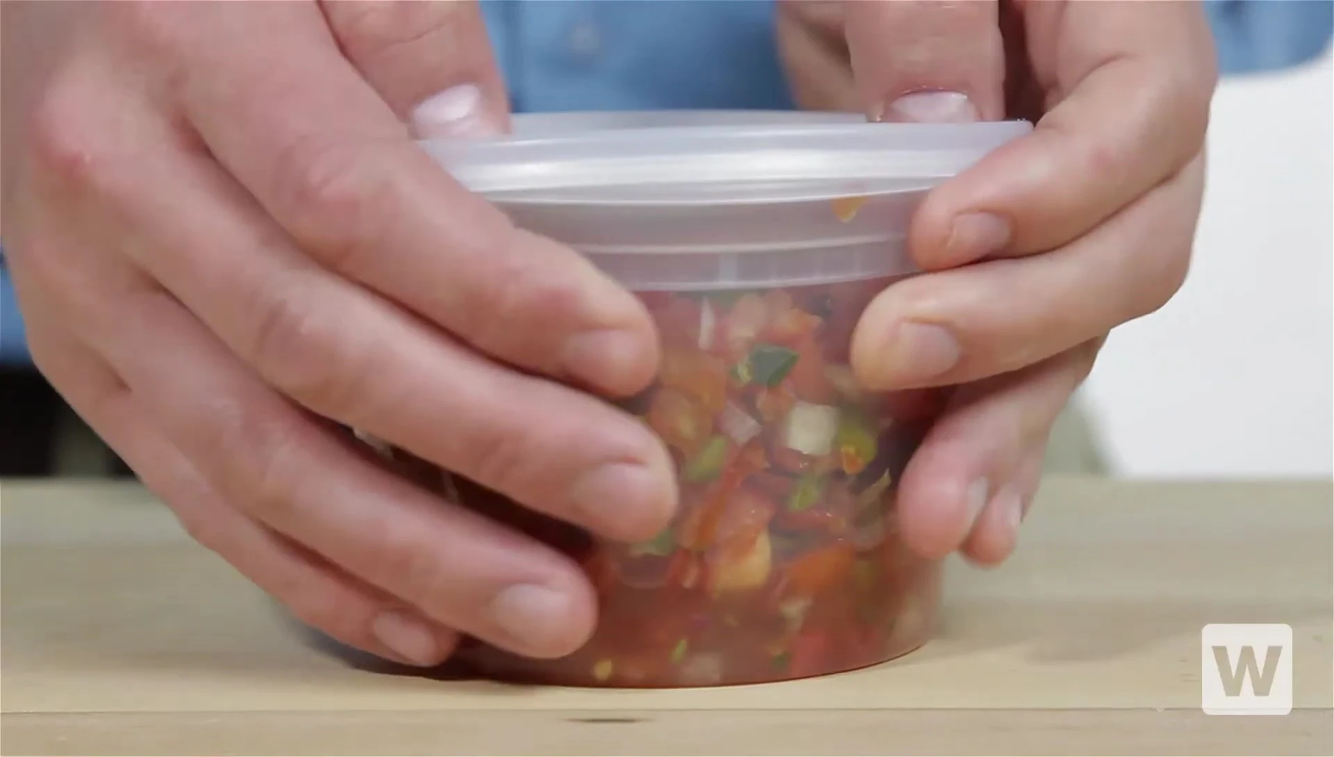 A single lid fitting multiple container sizes