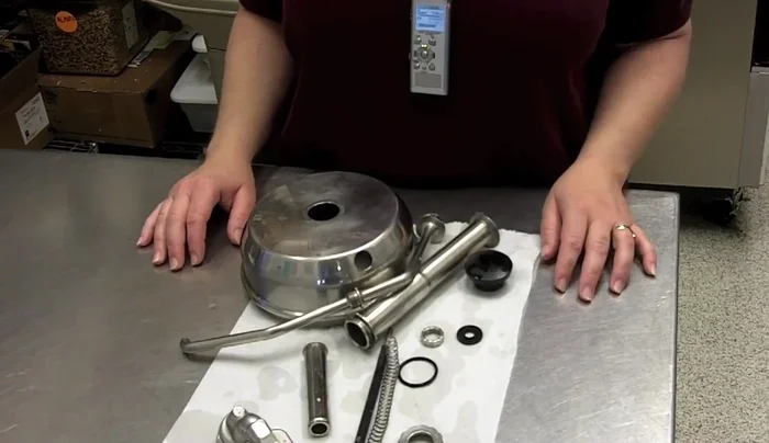 Attach the flat part with two little lines, aligning them correctly and twisting to lock.