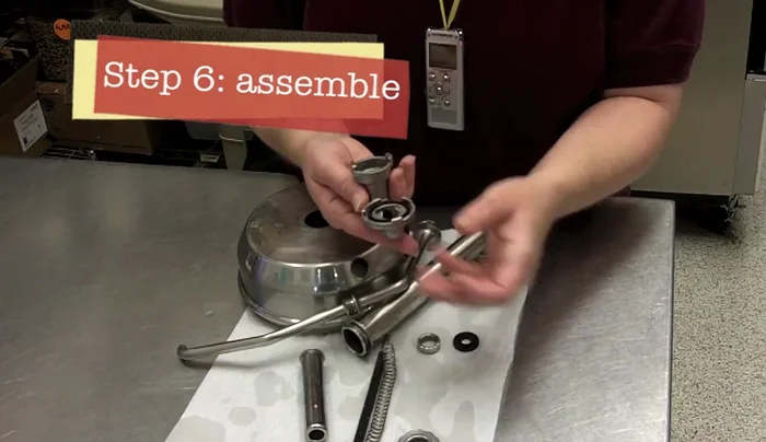 Attach the flat part with two little lines, aligning them correctly and twisting to lock.