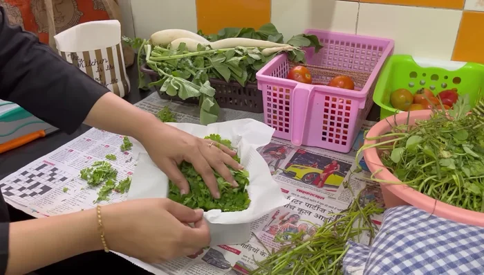 For 8-10 days storage: Place a paper napkin or cotton cloth in a tight container, then add the greens.