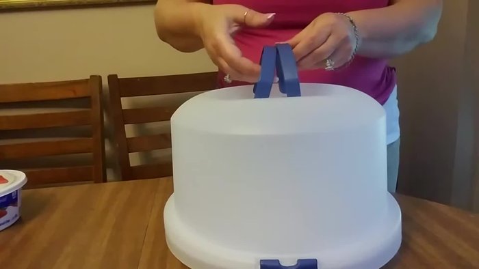 Lift the carrier using the two side grips.