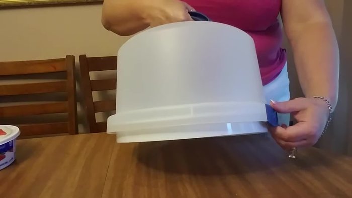 Open the carrier by pressing both side grips simultaneously.