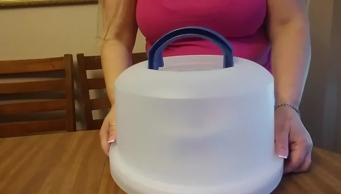 Lift the carrier and transport the cake.