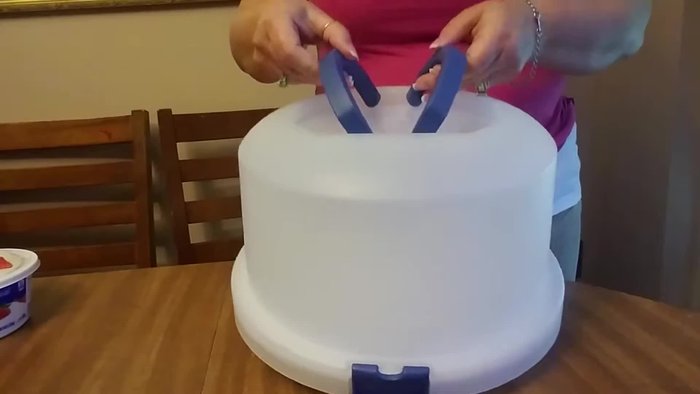 Lift the carrier using the two side grips.