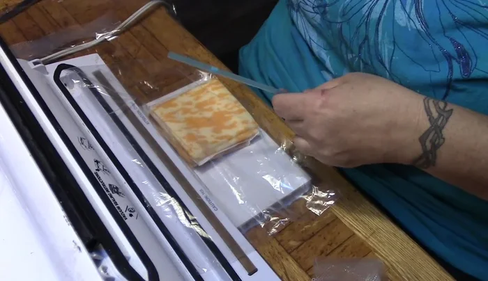 Place the straw in the well, dividing the two open edges of the bag.