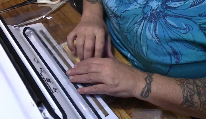 Place the straw in the well, dividing the two open edges of the bag.