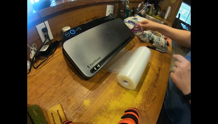 Cut the bag to the desired size.