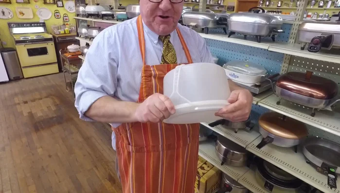 Show a Tupperware hat box cake carrier, emphasizing its airtight seal and patented design.