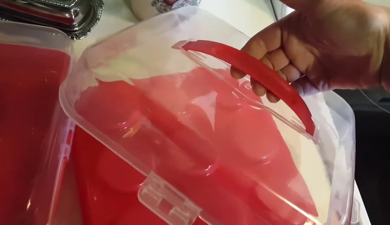 The handle of the cupcake carrier