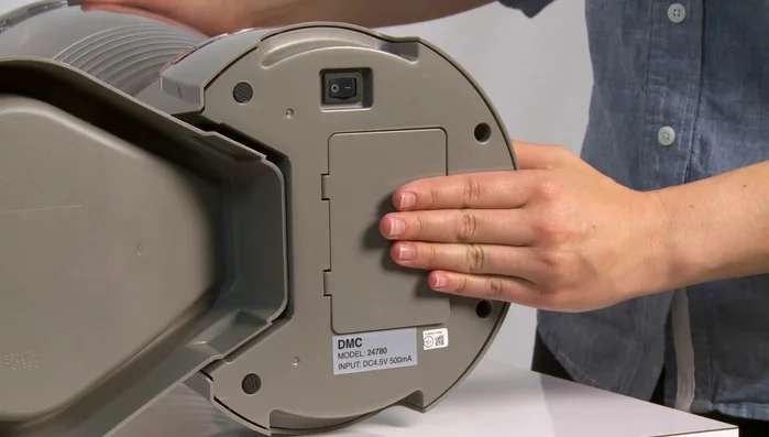 Set the clock to the current time using the up and down buttons and the enter button to confirm each setting (hour, then minutes).