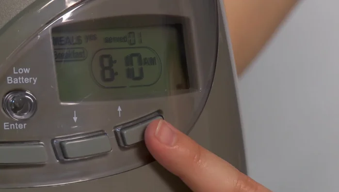 Program the portion size for each meal using the up and down buttons. Each bar equals about 1/4 cup. The maximum portion size is three cups. Press 'enter' to confirm each portion size.