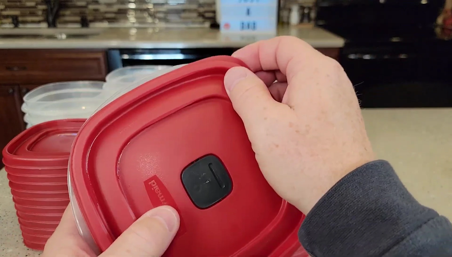Detail of the lid's locking mechanism