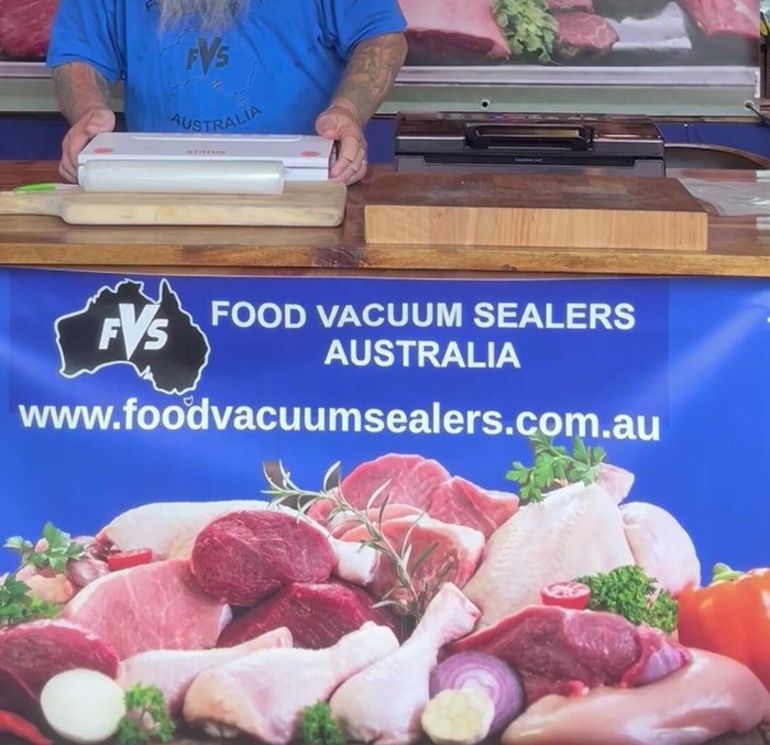 Cut the bag to the desired size using a separate cutter (approx. 35-40cm for a 28cm wide roll).