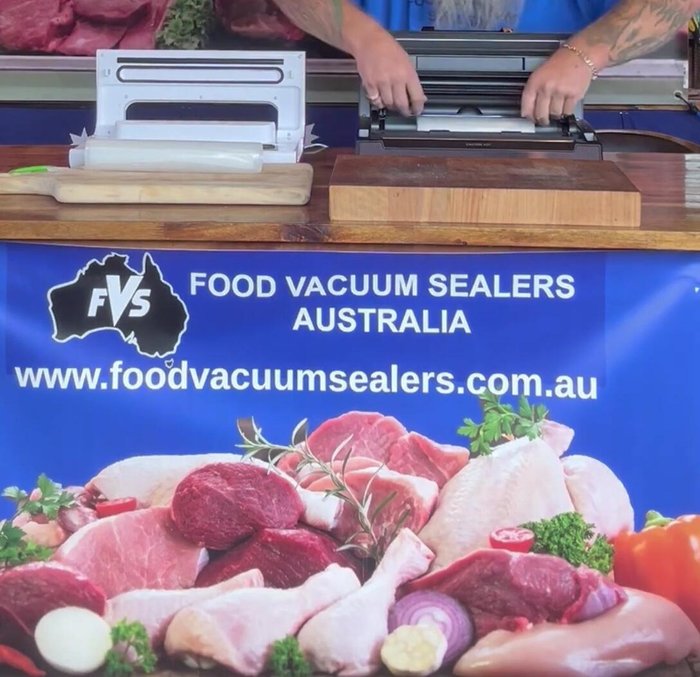 Pull the roll from the roll film holder onto the seal bar.