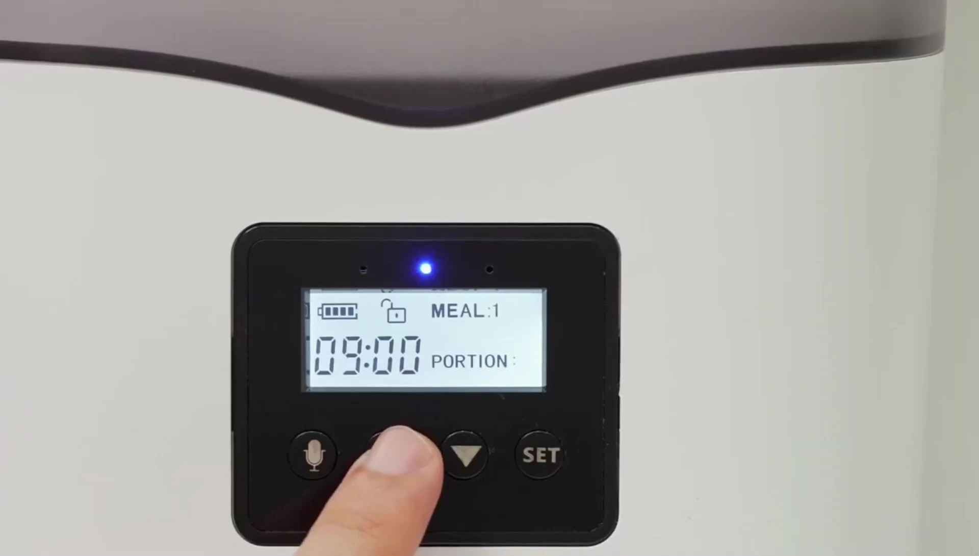 LCD screen of the iMiKO feeder