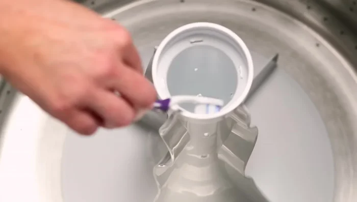 Clean the top of the agitator using a small brush.