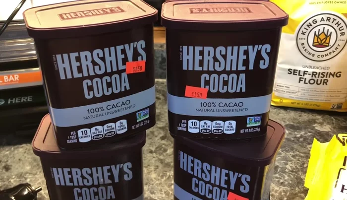 Apply the paper towel filter (if necessary): If using fine powders, create a circle from a paper towel and place it inside the jar, under the lid, to prevent clogging the vacuum sealer.