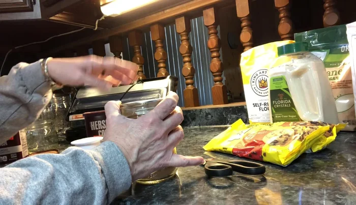 Activate the vacuum sealer: Turn on the vacuum sealer to remove air from the jar. The machine will shut off automatically once the seal is complete.