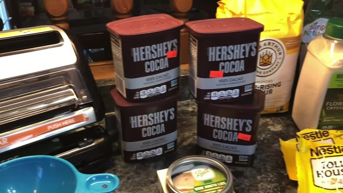 Apply the paper towel filter (if necessary): If using fine powders, create a circle from a paper towel and place it inside the jar, under the lid, to prevent clogging the vacuum sealer.