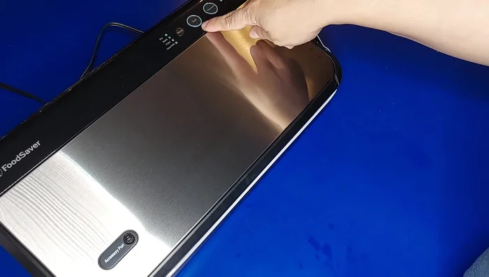 Sealing a bag without vacuuming (using the 'Seal' function).