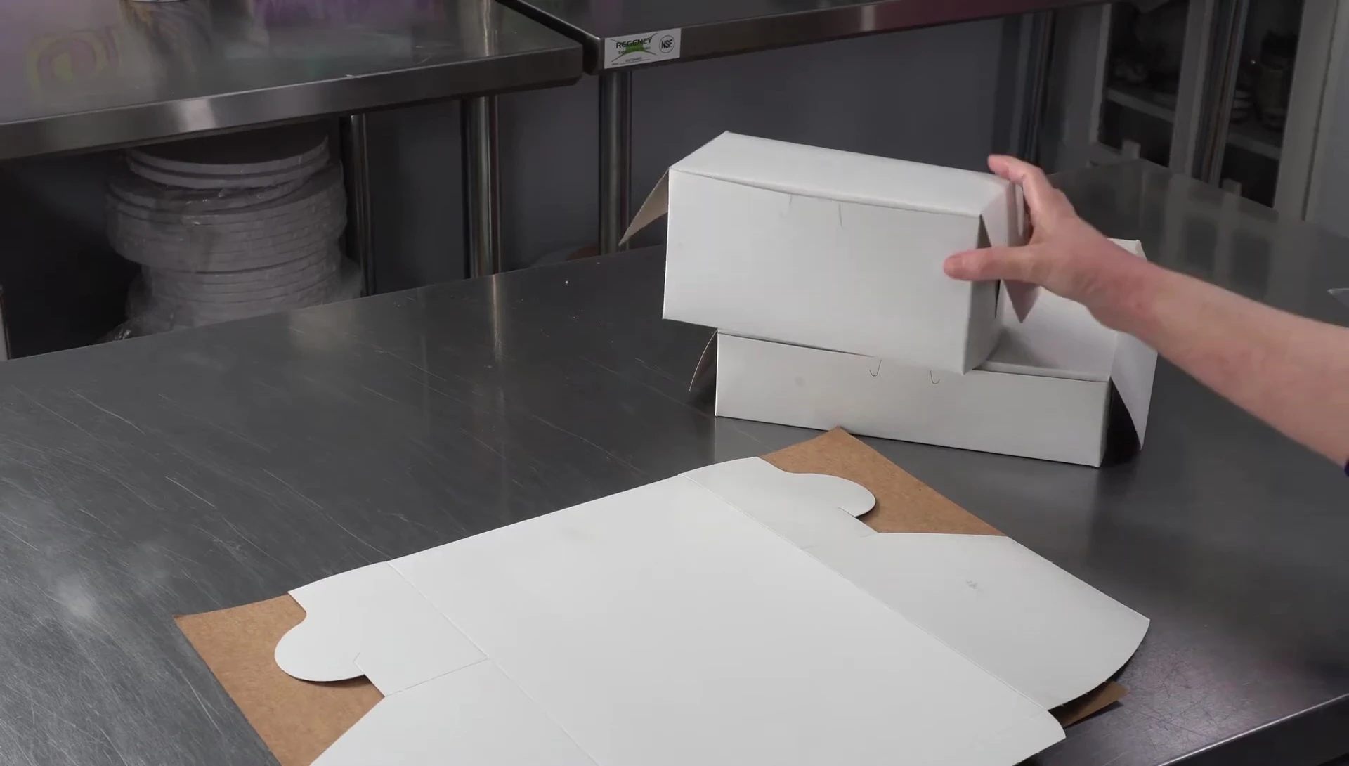8x4x4 inch cake box shown with dimensions highlighted