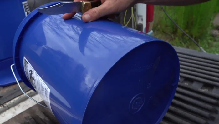 Cut out the bottom of the dispenser bucket: Cut out the marked ring from the second bucket.