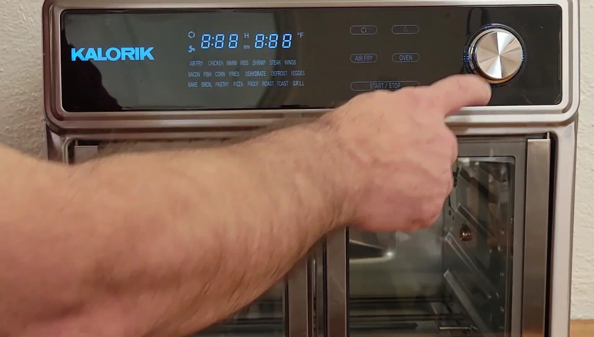 The control panel of the Kalorik Maxx showing the selector dial and buttons.