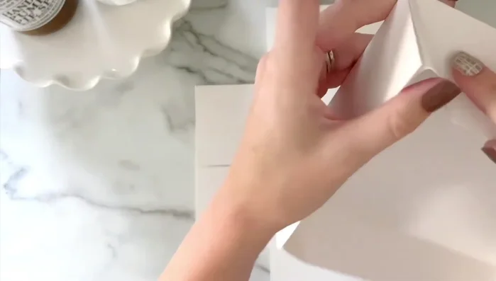 Prepare the lid: Press the folded seam of the lid in the opposite direction to flatten it and prevent puckering.