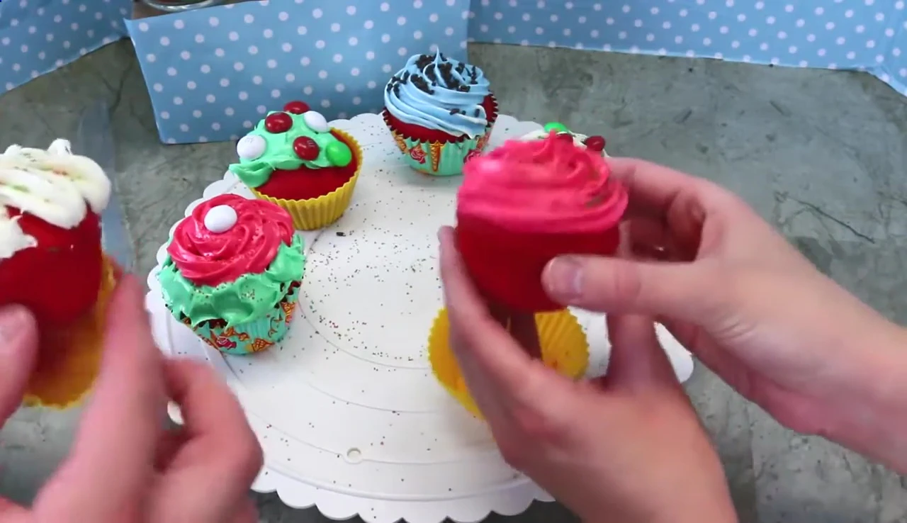 Final shot of the finished decorated cupcakes.