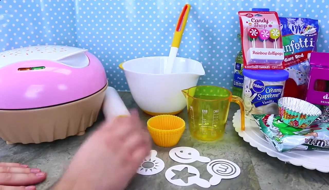 Close-up shot of the MasterChef Junior Baking Set box.