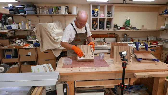 Apply finish: Apply mineral oil to bring out the grain and allow it to penetrate the wood thoroughly.