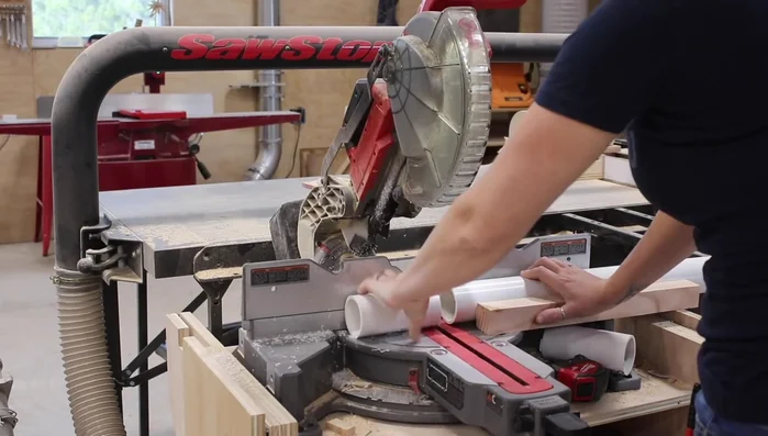 Assemble the mechanism, attaching the pipes, circles, and a paint stir stick (food agitator) using glue and bolts.