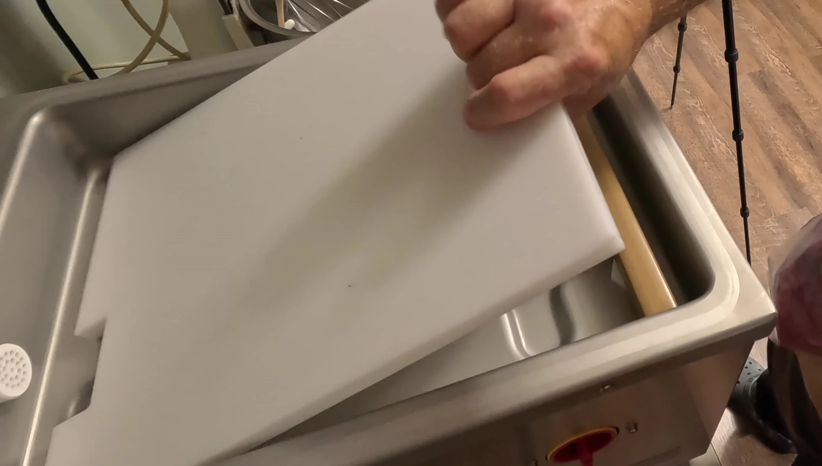 Removable plates inside the chamber vacuum sealer.