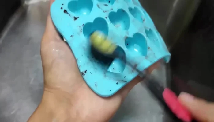 Scrub baking soda gently on the grease tool.