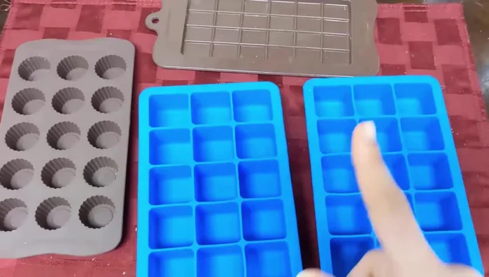 Take hot water in a bowl, add lemon juice and one tablespoon of salt.