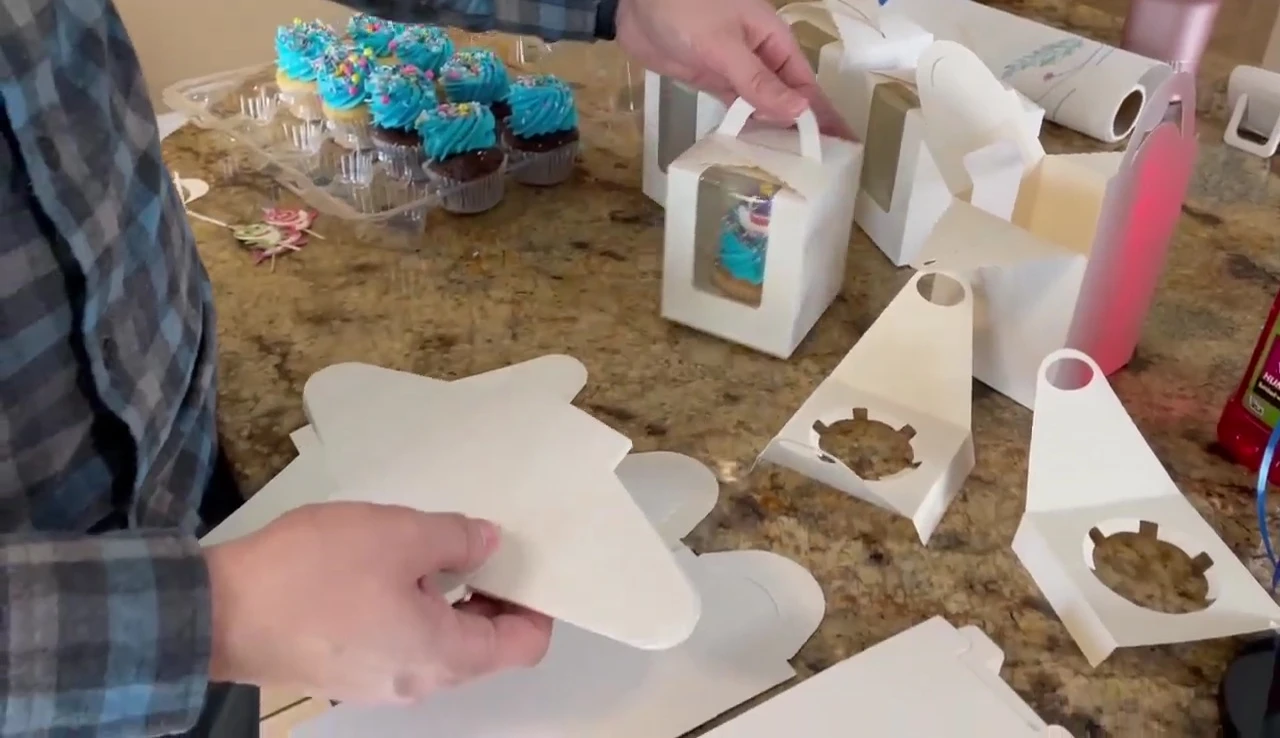 The two parts of the cupcake box