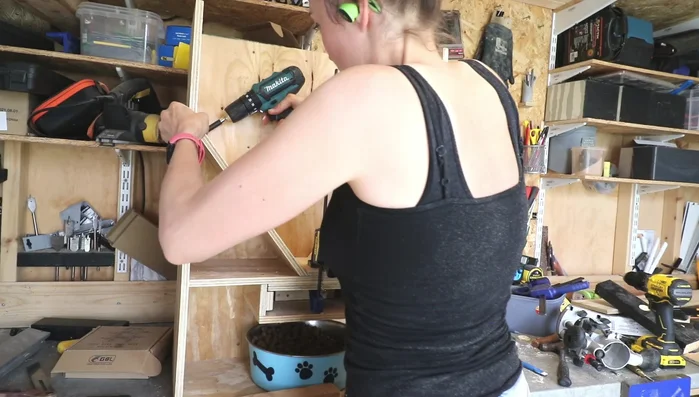 Create a V-shape at the back of the top hole to prevent excess kibble from blocking the mechanism.