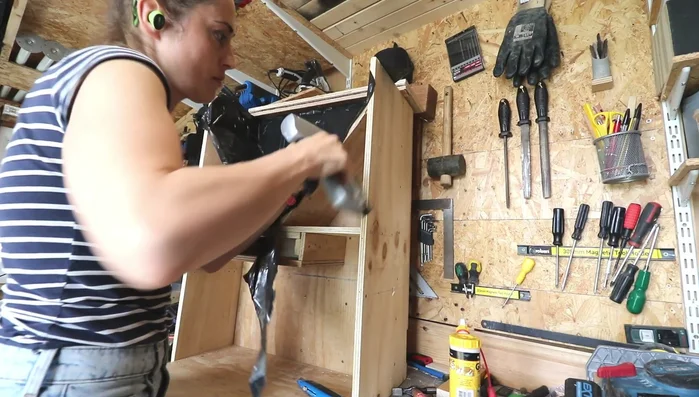 Create a V-shape at the back of the top hole to prevent excess kibble from blocking the mechanism.