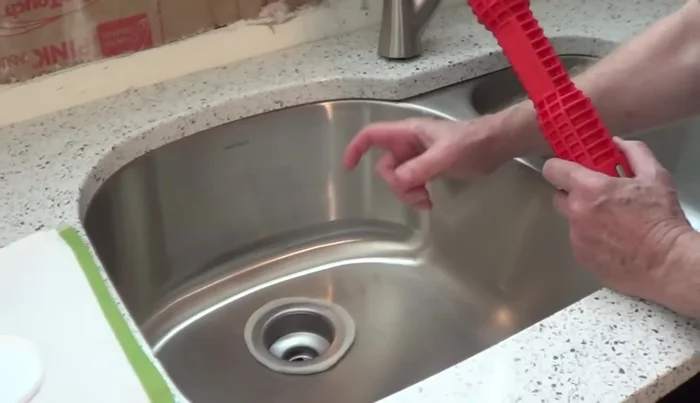 Tighten the nut securely, forcing out any remaining excess putty. Wipe off excess putty.