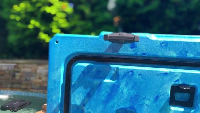 Features Overview: Highlights include heavy-duty handle, clasp, wheels, and the unique 'Brew Tank' feature – a removable tank for filling with beverages or ice.