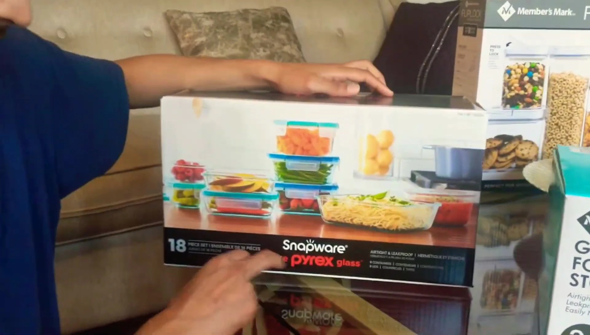 Close-up of the Pyrex container set