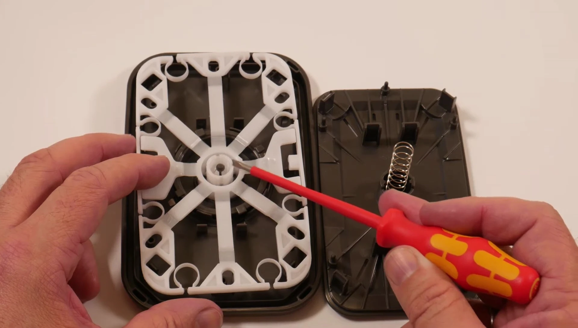 The rotating part in the middle of the flat-edged container.