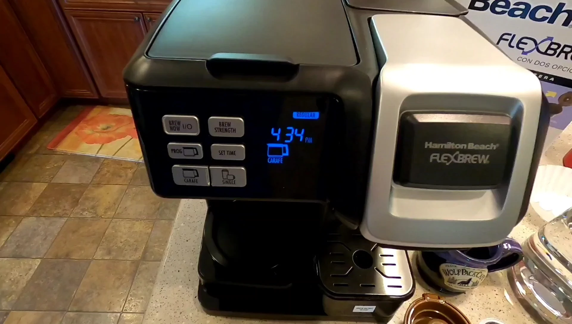 Overview of the coffee maker's features including the lid, basket, and pause function.