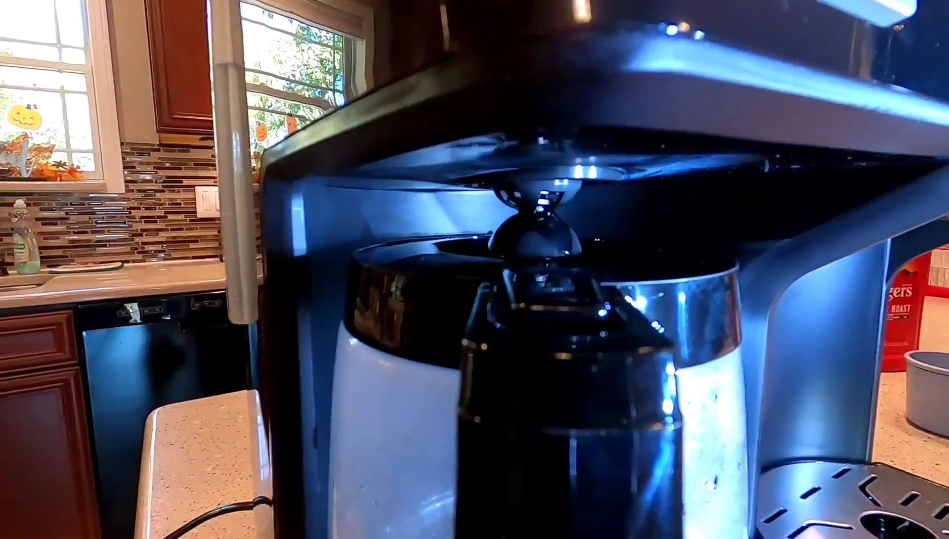 Demonstration of the pause function during brewing.