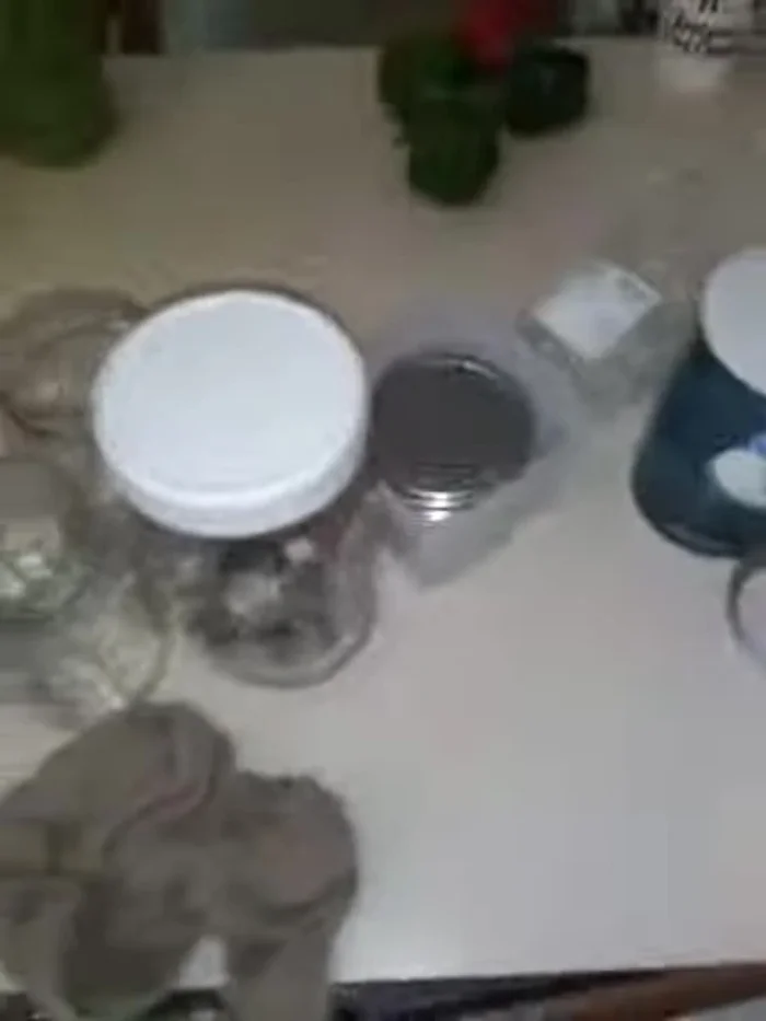 Place the next layer of jars on top of the ring.